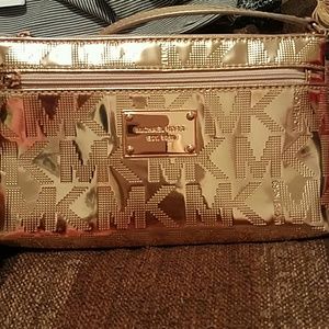 Michael Kors
Jet Set Large Signature Wristet