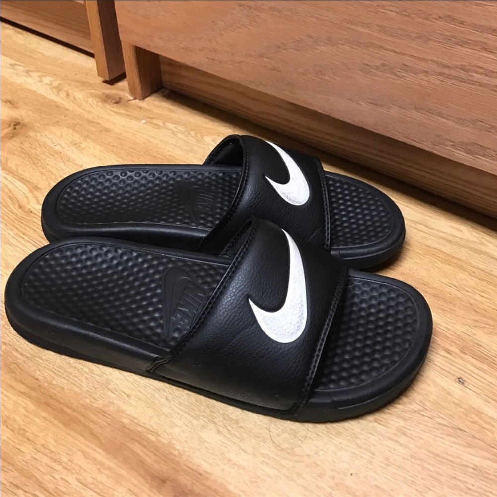 Nike sandals size 7.