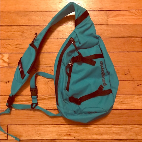 Patagonia Handbags - Patagonia 8L atom sling