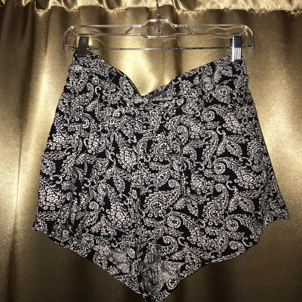 BOOM BOOM JEANS black & white paisley shorts