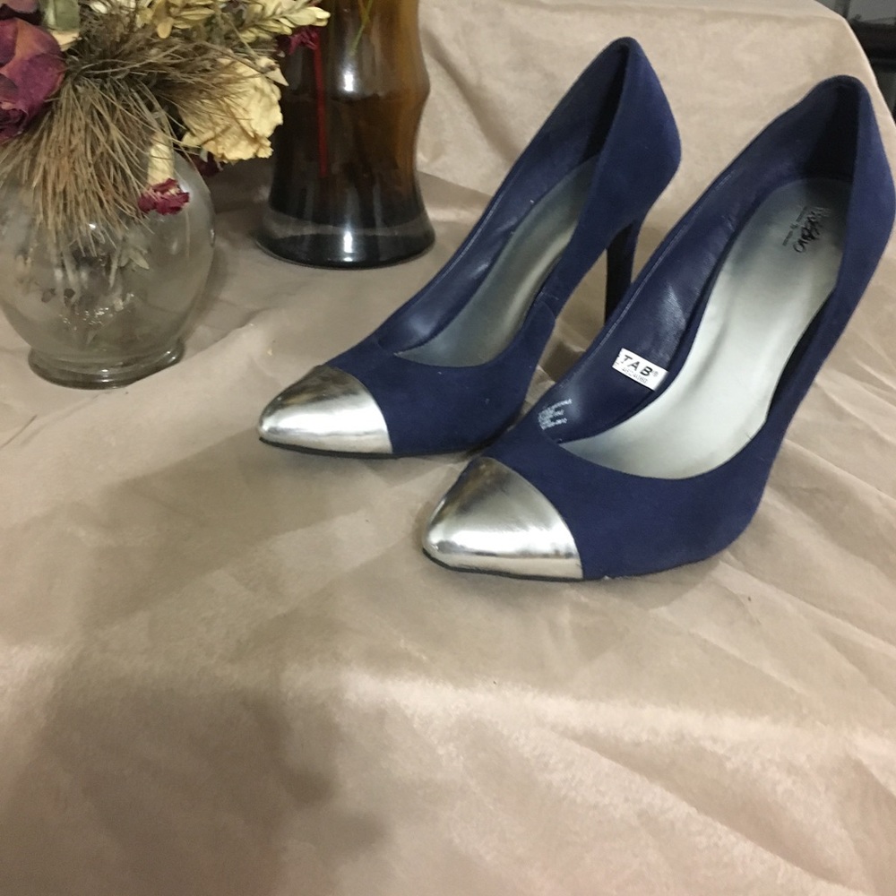 🚨Navy blue silver cap toe pumps💦🚨