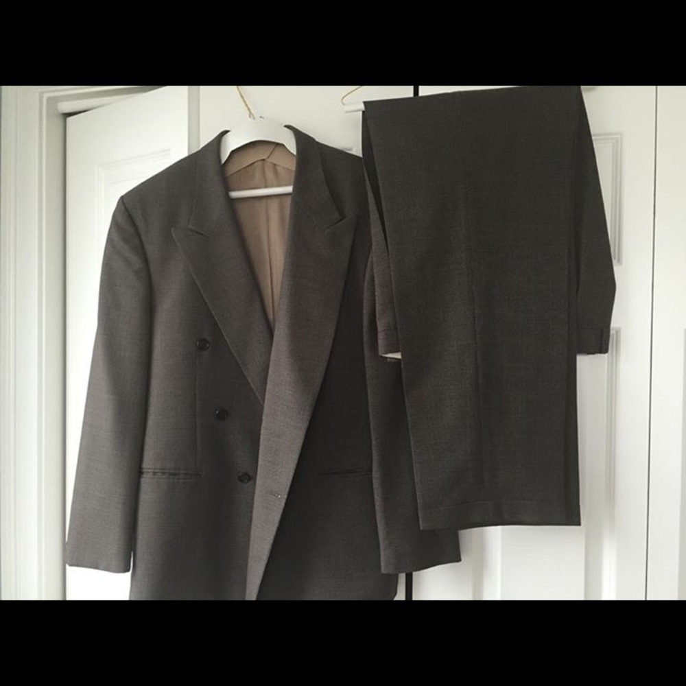 Fiori wool suit can be tailored to your size