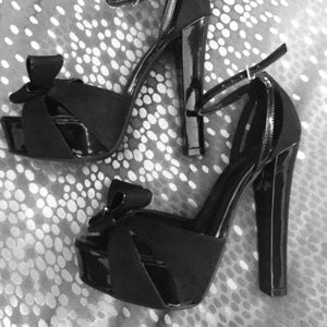 Size 6 1/2 platform sandal with bow