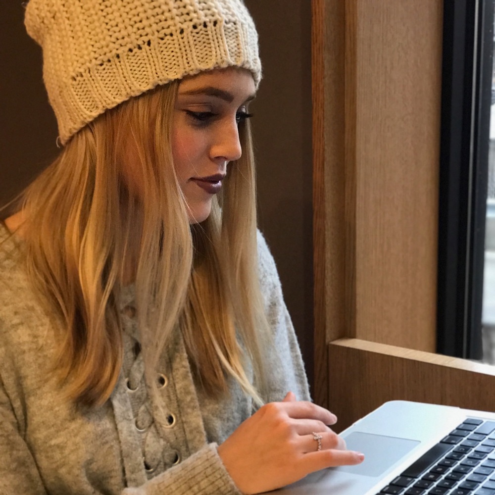 Knit beanie with fur ball