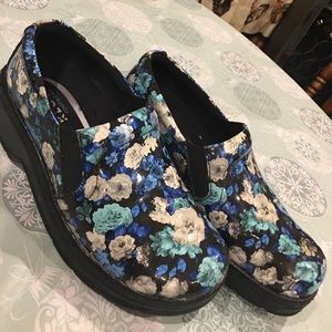 Klogs Footwear Blue Floral Non-Slip Shoes!