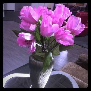vase w/long craved texture and w/hot pink flowers