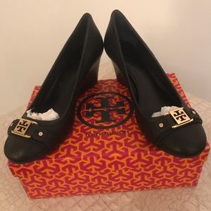 Tory burch black & gold leather wedges loafers 8.5