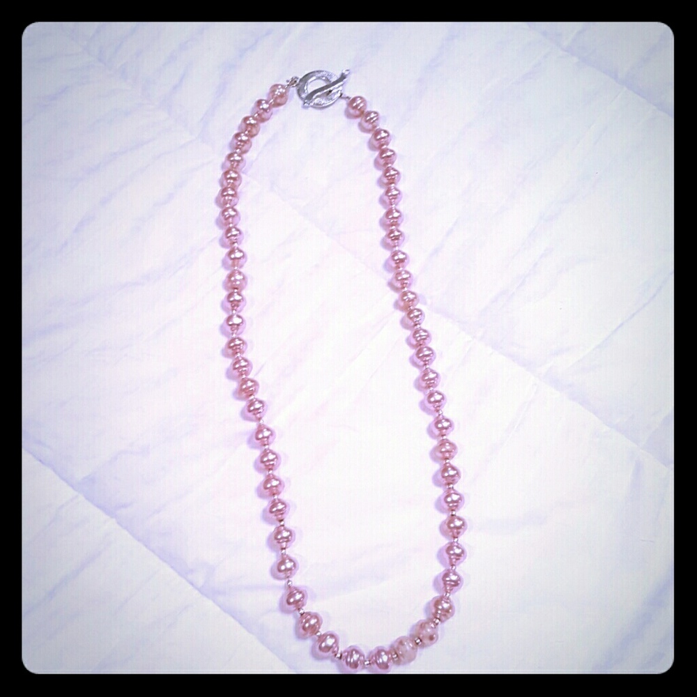 a beutiful pearl necklace