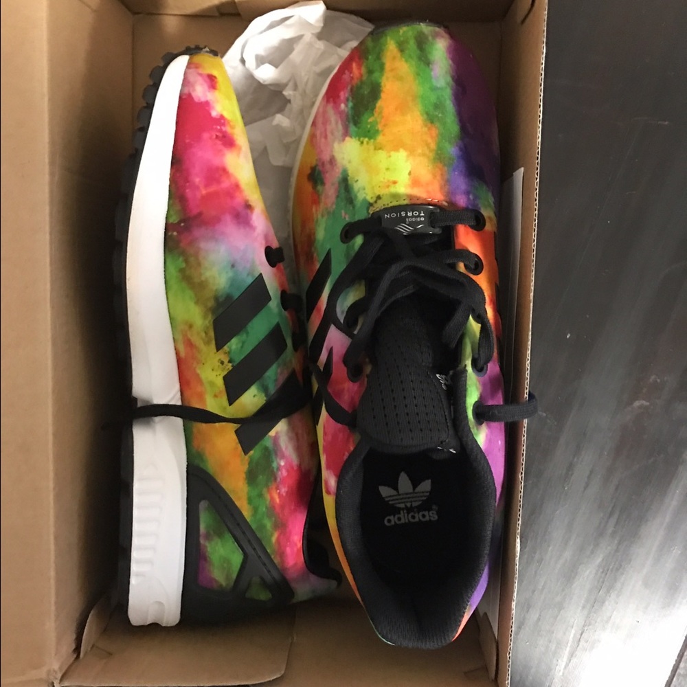 Adidas Zu Flux. Fits like a size 8. Never worn.