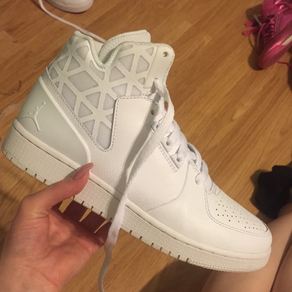 UNISEX NIKE JORDANS boys size 5, women's size 6