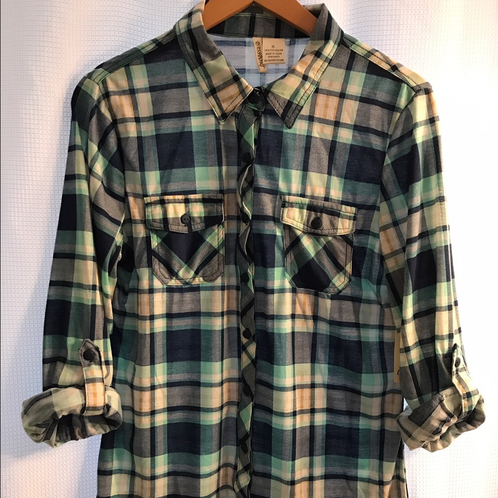 Button down top. Size med. nwt