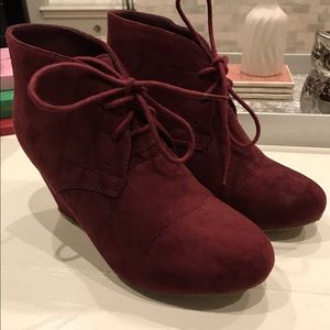 Burgundy wedges