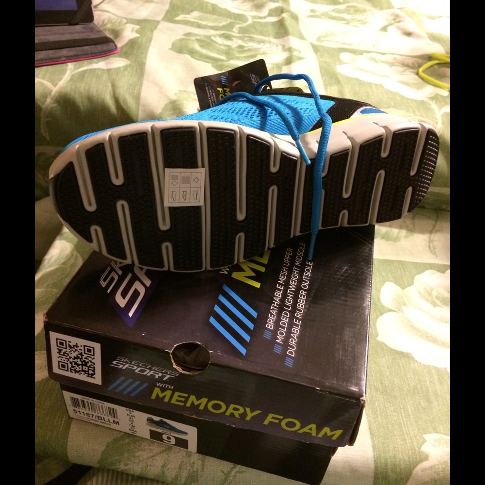 Skechers sport memory foam athletic shoe. - Picture 4 of 5
