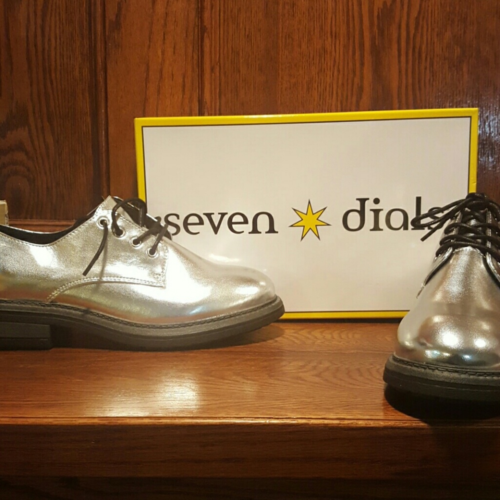 Seven dial shoes