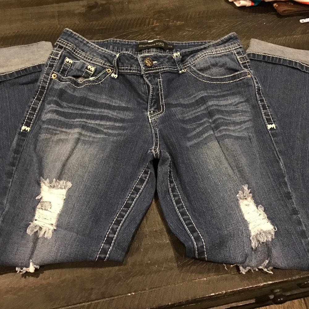 Juniors twentyone Black by rue21 Capris Size 9/10