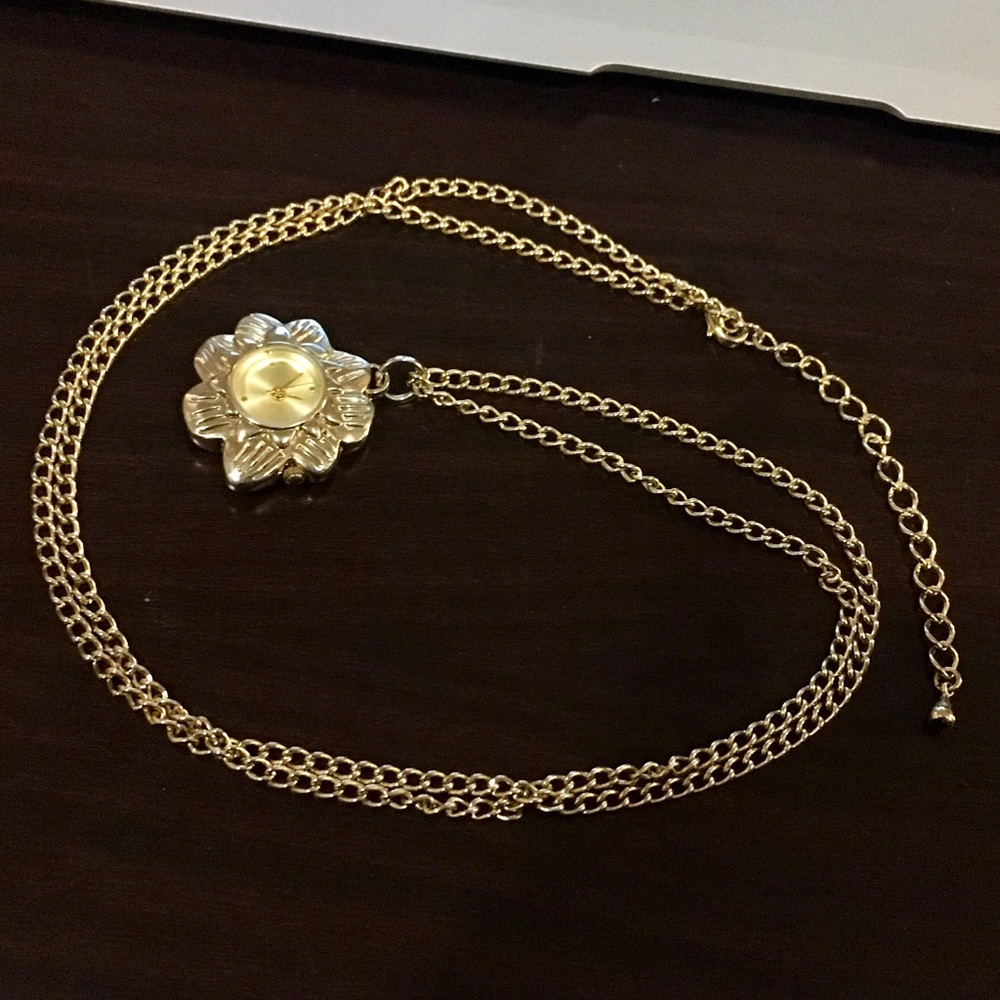 UO flower pendant necklace