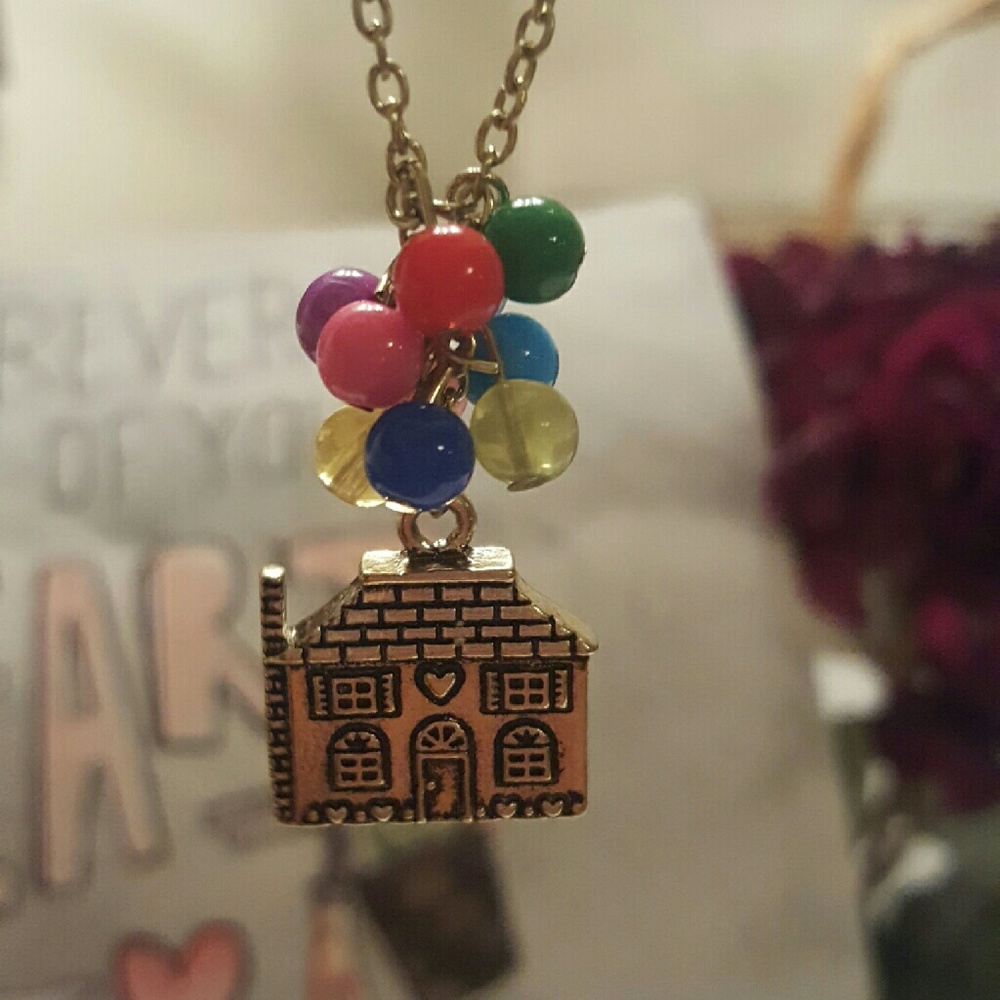 Sweet and cute house with balloons necklace!!