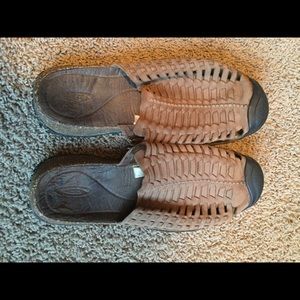 Keen woven slip on