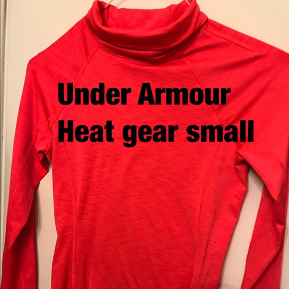 Under Armour Tops - W SM Under Armour heat gear in excellent condition