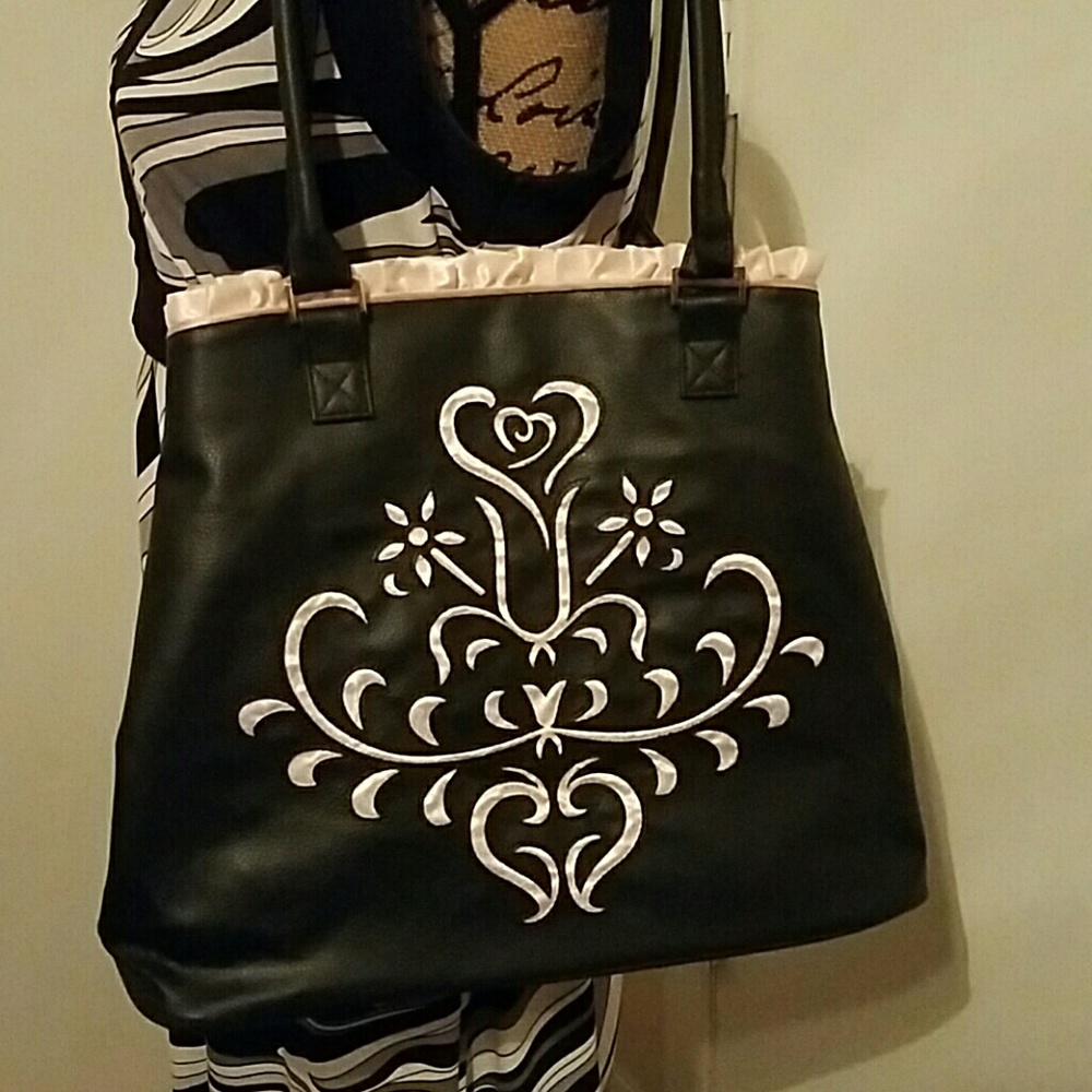 Black and pink tote with pink ruffle trim!!