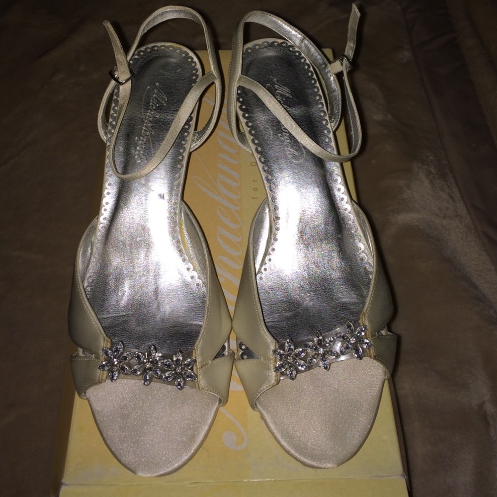 Wedding shoes Ivory color , size 7 1/2