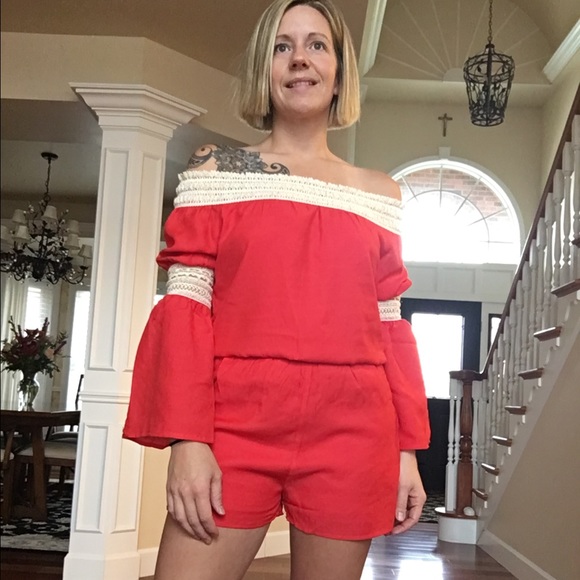 😍😍red/cream off the shoulder romper - Picture 4 of 8