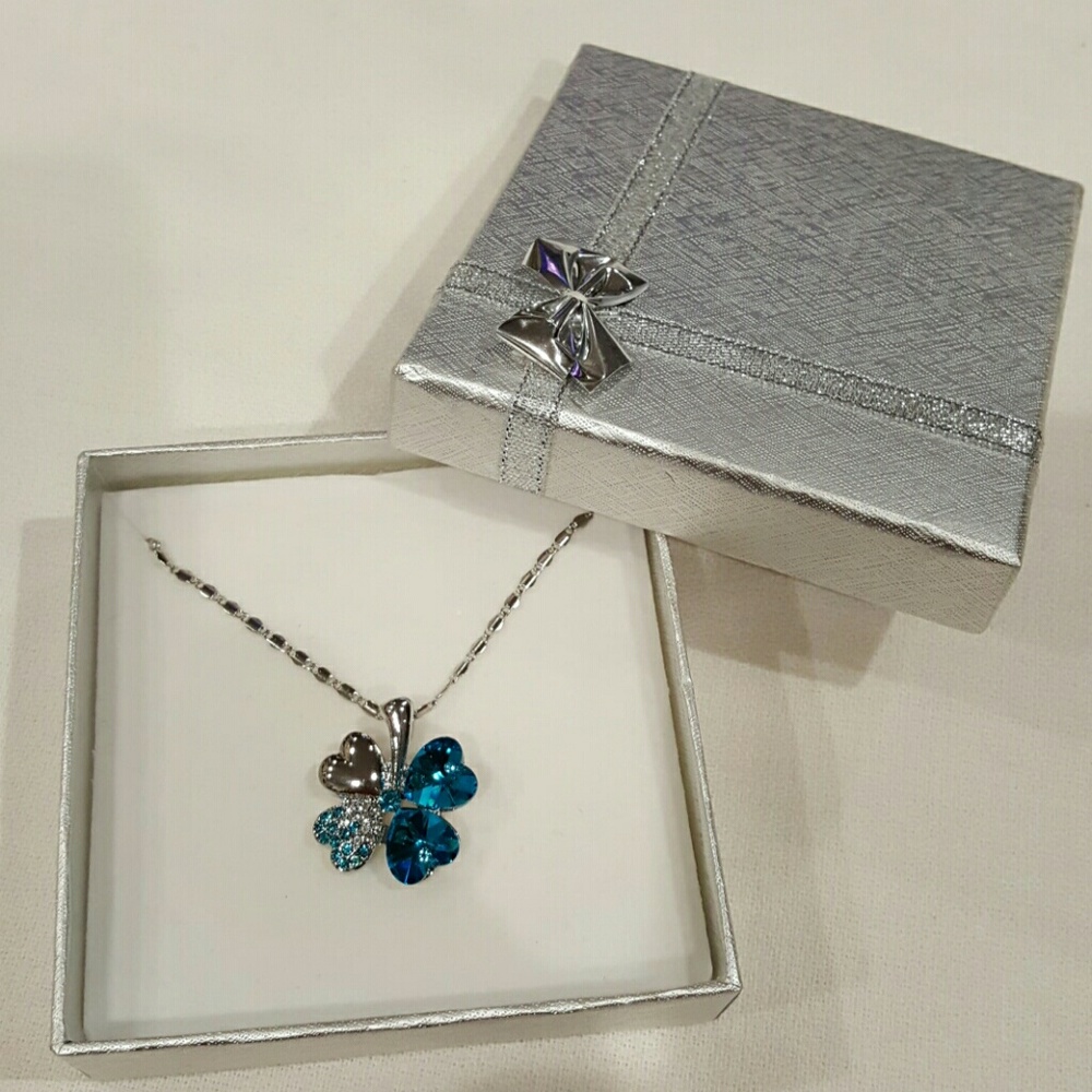 Four leaf clover heart-shaped necklace and pendant