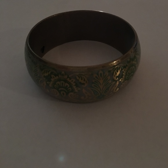 Golden cuff with green and grey artwork - Picture 2 of 4