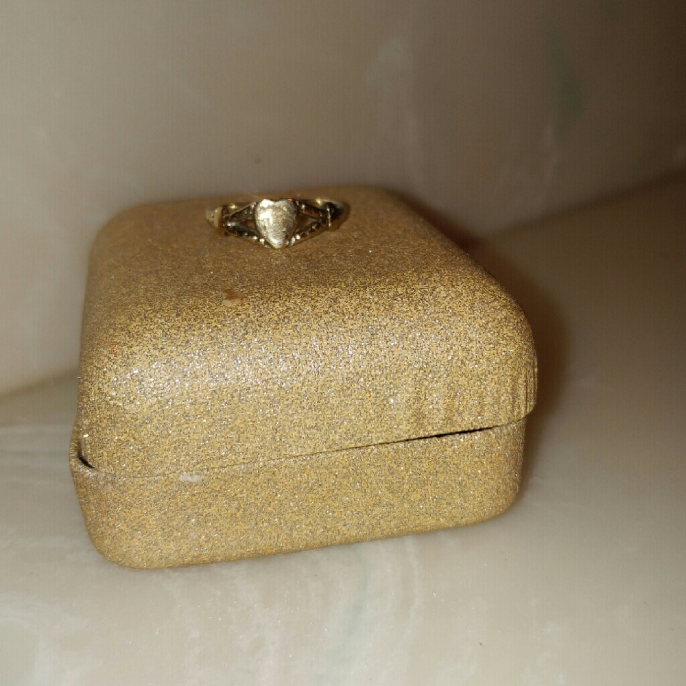 10kt yellow gold heart ring