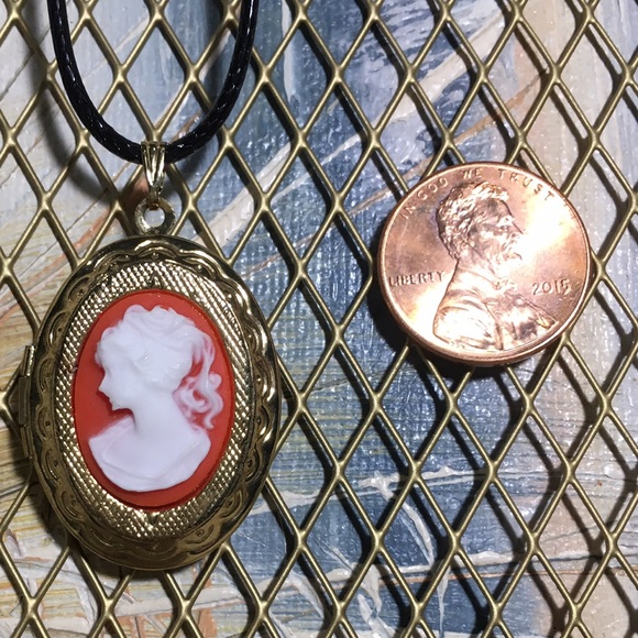 no brand Jewelry - Cameo locket amazing condition