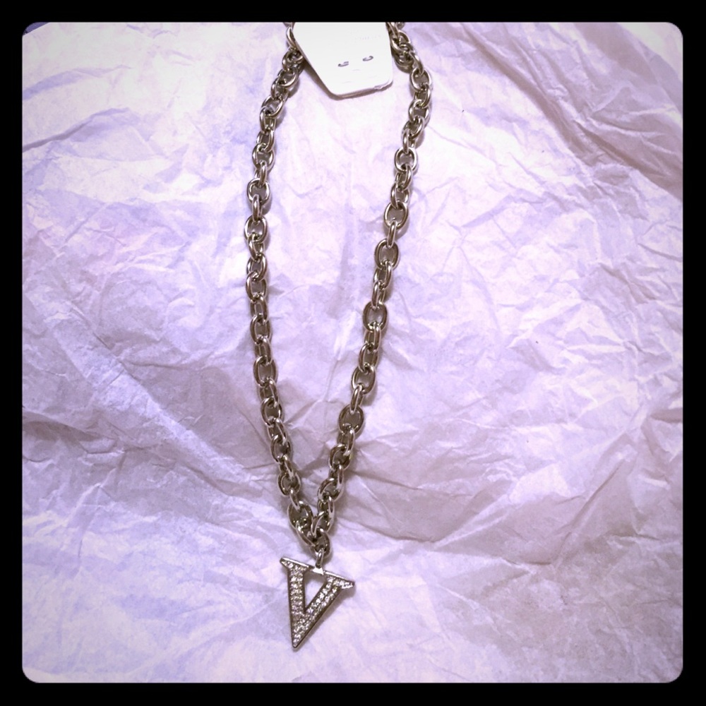 🔥V initial silver chain necklace🔥
