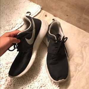 Black/White Womens Nike Roshe