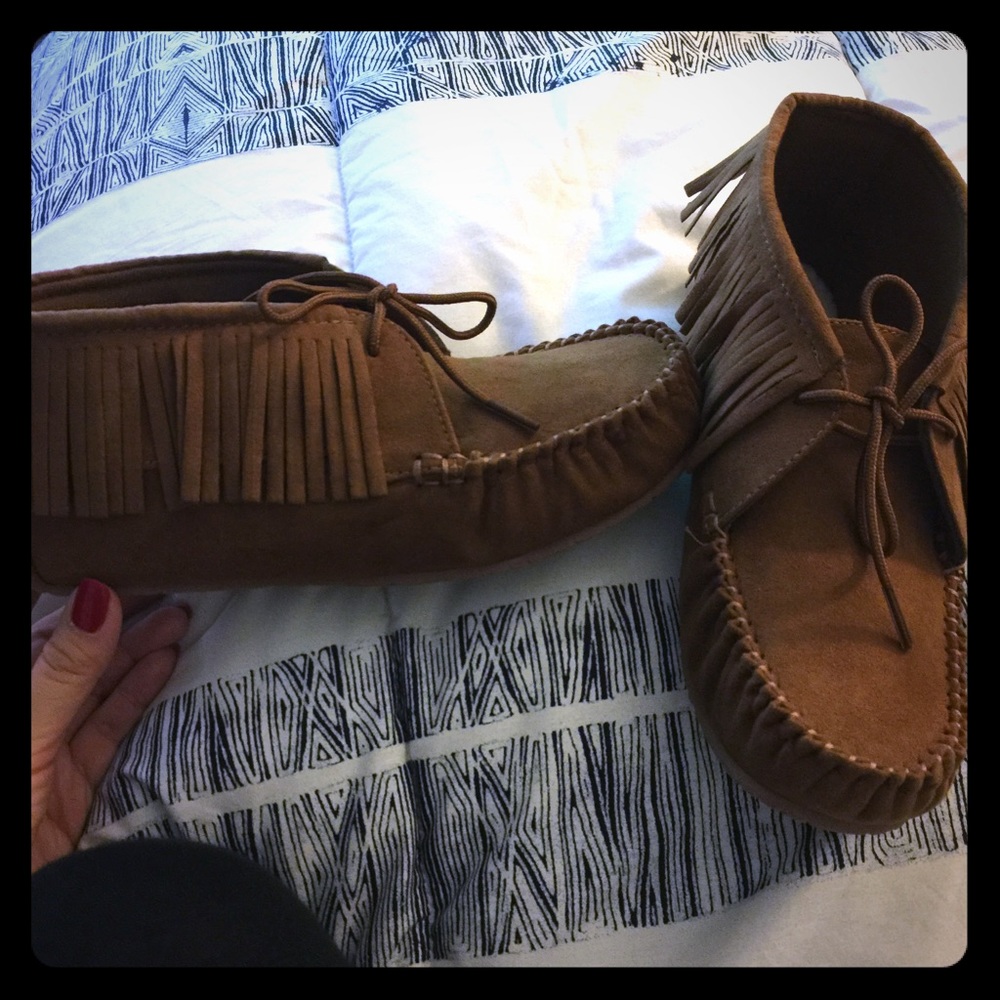 Cute moccasin fringe style slip on shoes.