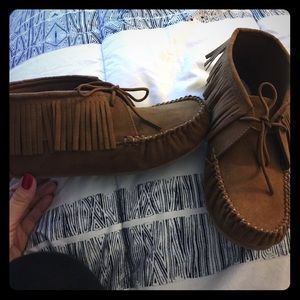 Cute moccasin fringe style slip on shoes.