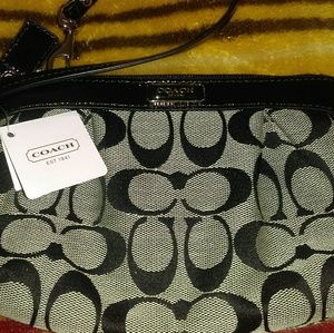 💚 Coach 💚 WRISTLET purse 👝👝👝