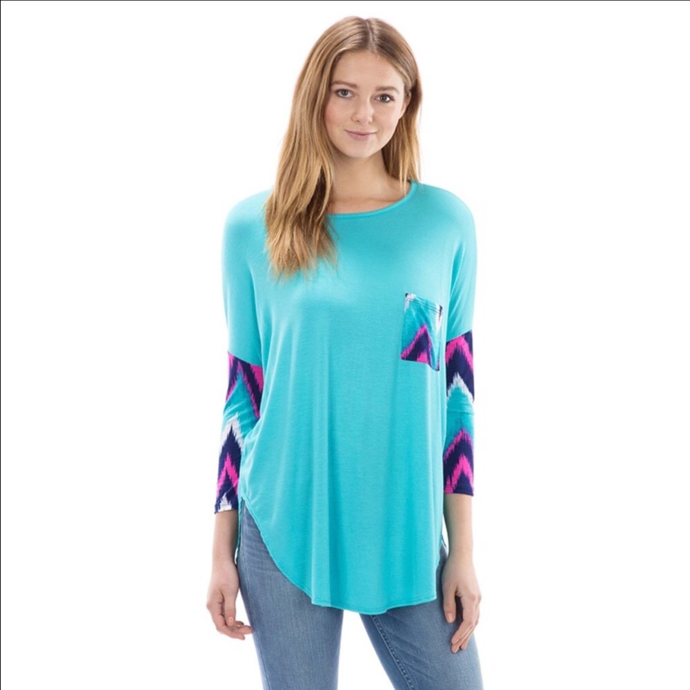 JUST IN⭐️ Chevron Detail Pocket Tee