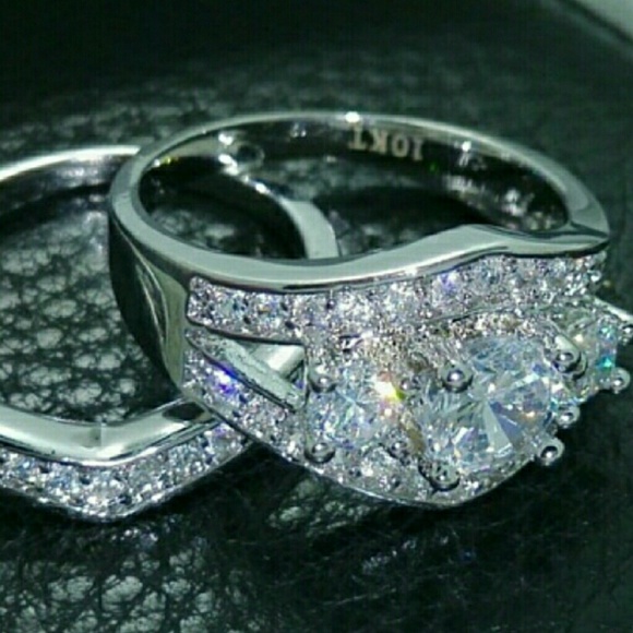 Ring 18K White Gold Filled Cubic Zirconia Gemstone - Picture 2 of 3