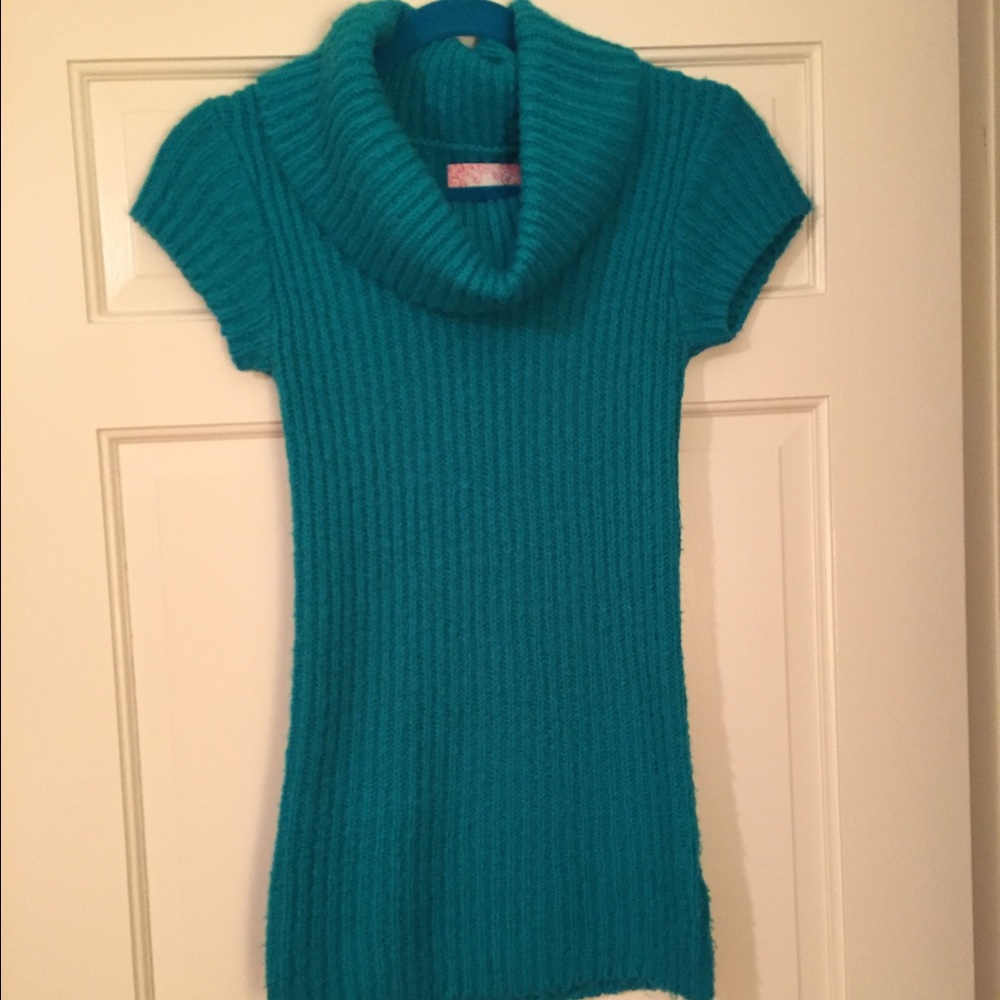 Cap sleeves cowneck sweater. Size S