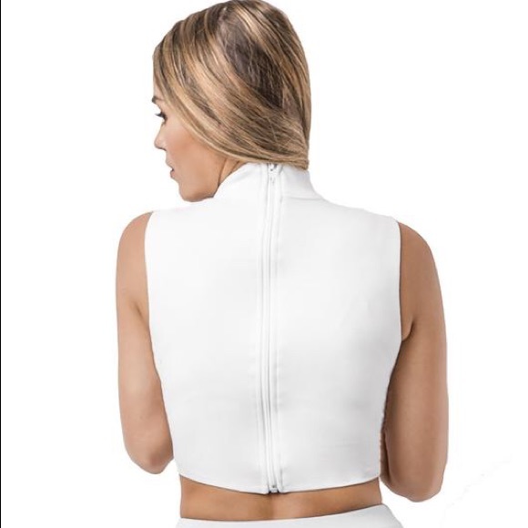 Sleeveless V-Neck Crop Top with Stylish Choker - Picture 3 of 3