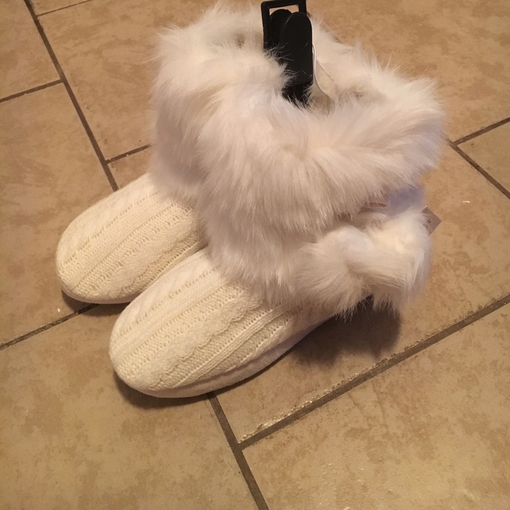 BRAND NEW slippers size 5/6
