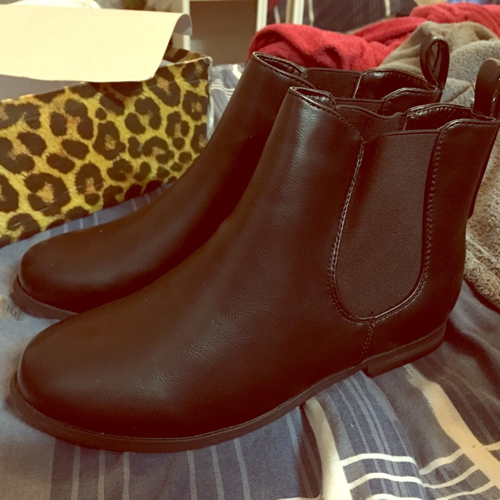 Black Elastic Flat Chelsea Boot