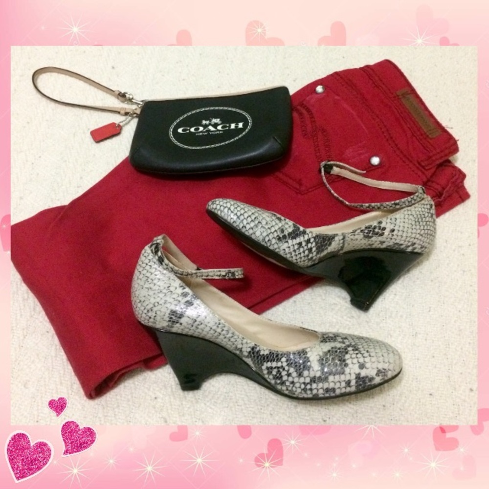 NWOT Stefani Collection Snake Wedge Shoes