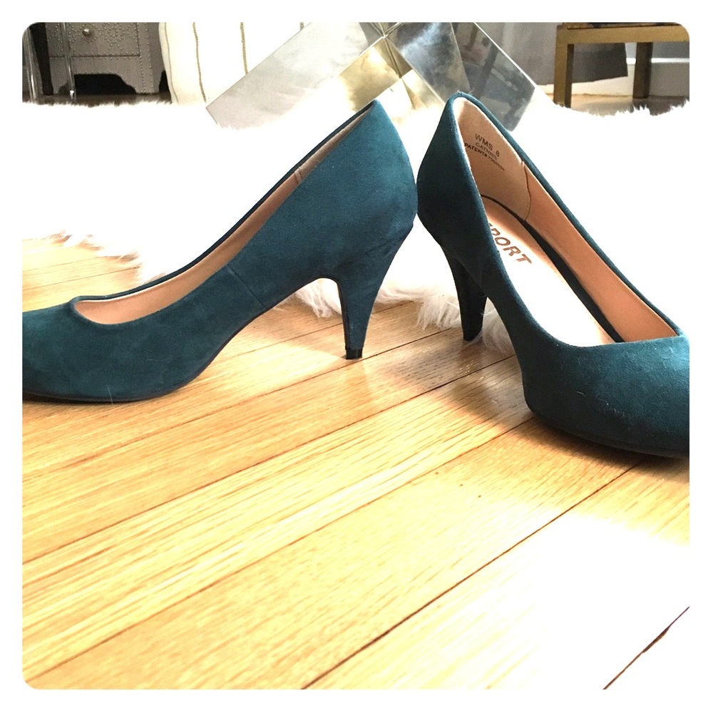 Green suede heels. Designer: Report.