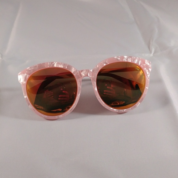 Accessories - Brand New Bold mirrored sunnies👉👉 Last Pair👉👉
