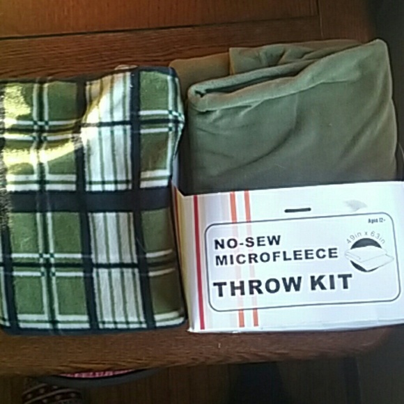 ❌SOLD ON Ⓜ️❌ No Sew Throw Kit.! - Picture 1 of 4