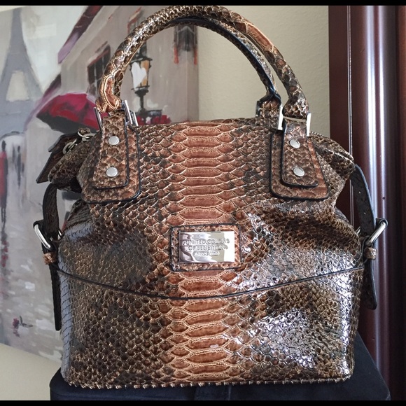 SOLD!!!  UNITED COLORS OF BENETTON HANDBAG - Picture 1 of 7