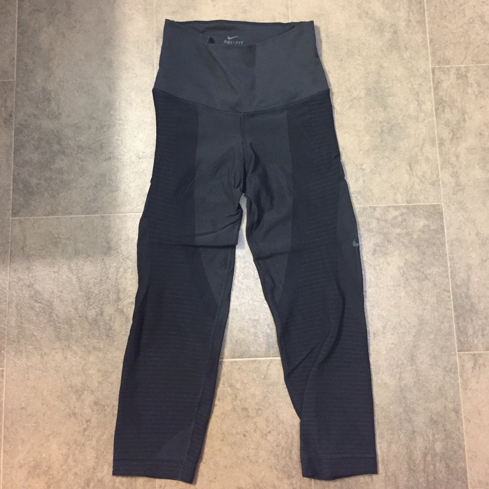 NIKE sculpted zone cropped leggings, medium