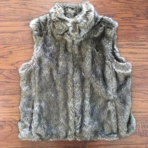 🎉HP🎉 Banana Republic Lined Faux Fur Vest