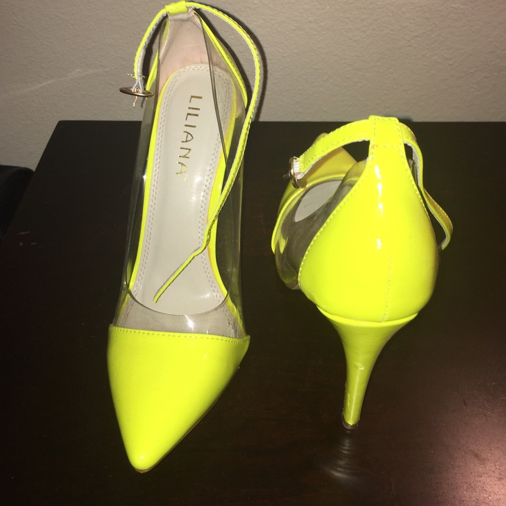 Pointed toe ankle strap Vinyl heels