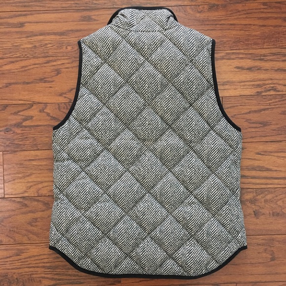 J. Crew Women’s Herringbone Vest with Size Pockets Size Medium - Picture 2 of 5